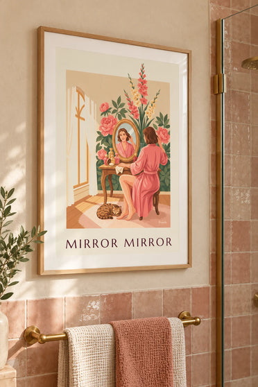 Affiche femme au miroir de coiffeuse sur fond fleuri : encadrée au mur