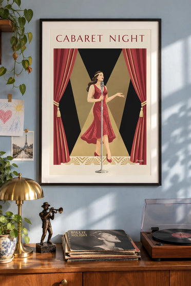 Affiche chanteuse en robe rouge pailletée sur la scène d'un cabaret : encadrée au mur