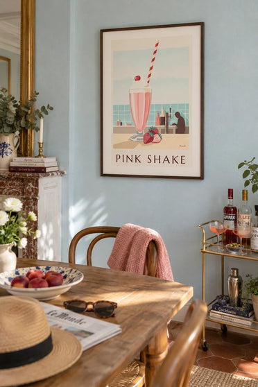 Affiche milk-shake à la fraise au comptoir d'un diner : encadrée au mur
