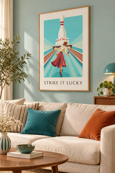 Affiche pin-up lançant une boule de bowling : encadrée au mur