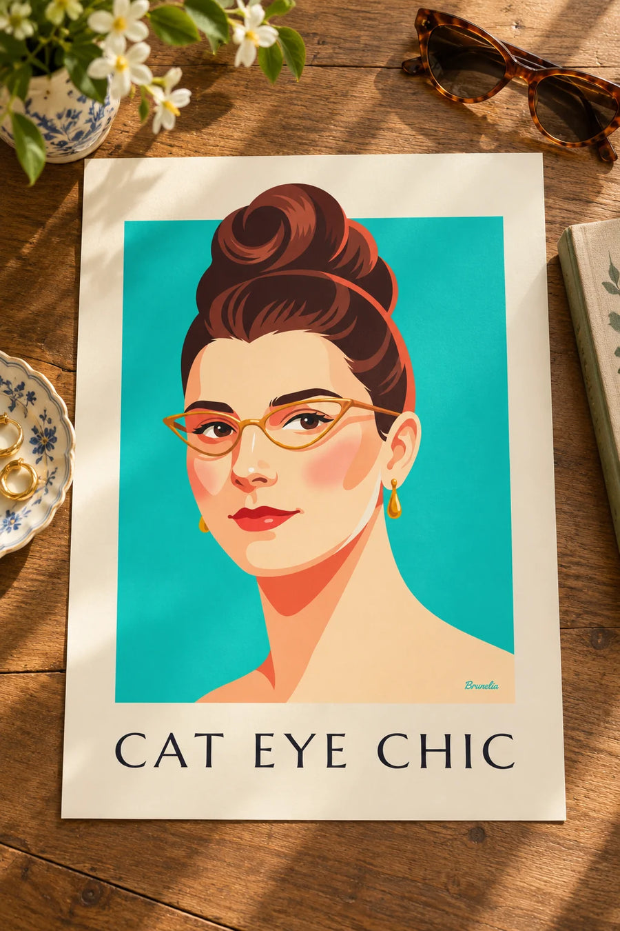 Plakat med portræt af kvinde med cat-eye-briller og røde læber: på et bord