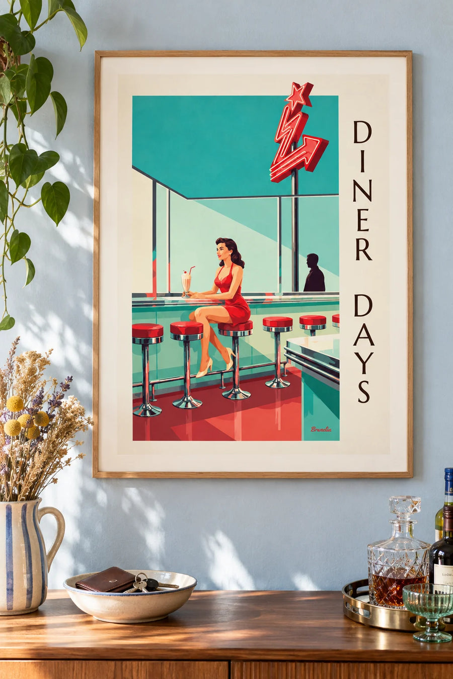 Plakat med pin-up ved disken i en amerikansk diner, indrammet på væggen