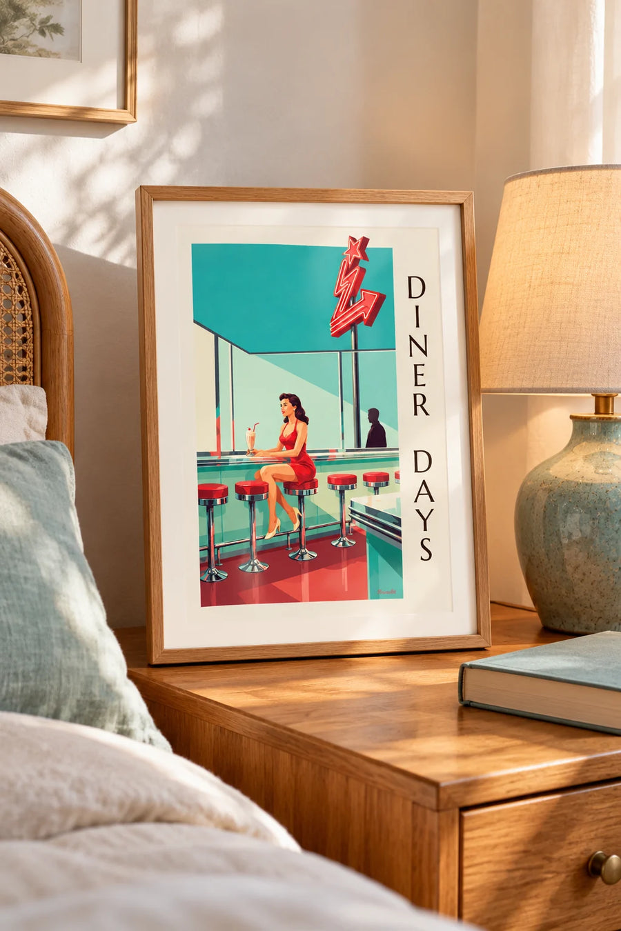 Plakat med pin-up ved disken på en amerikansk diner: lille A4 i ramme