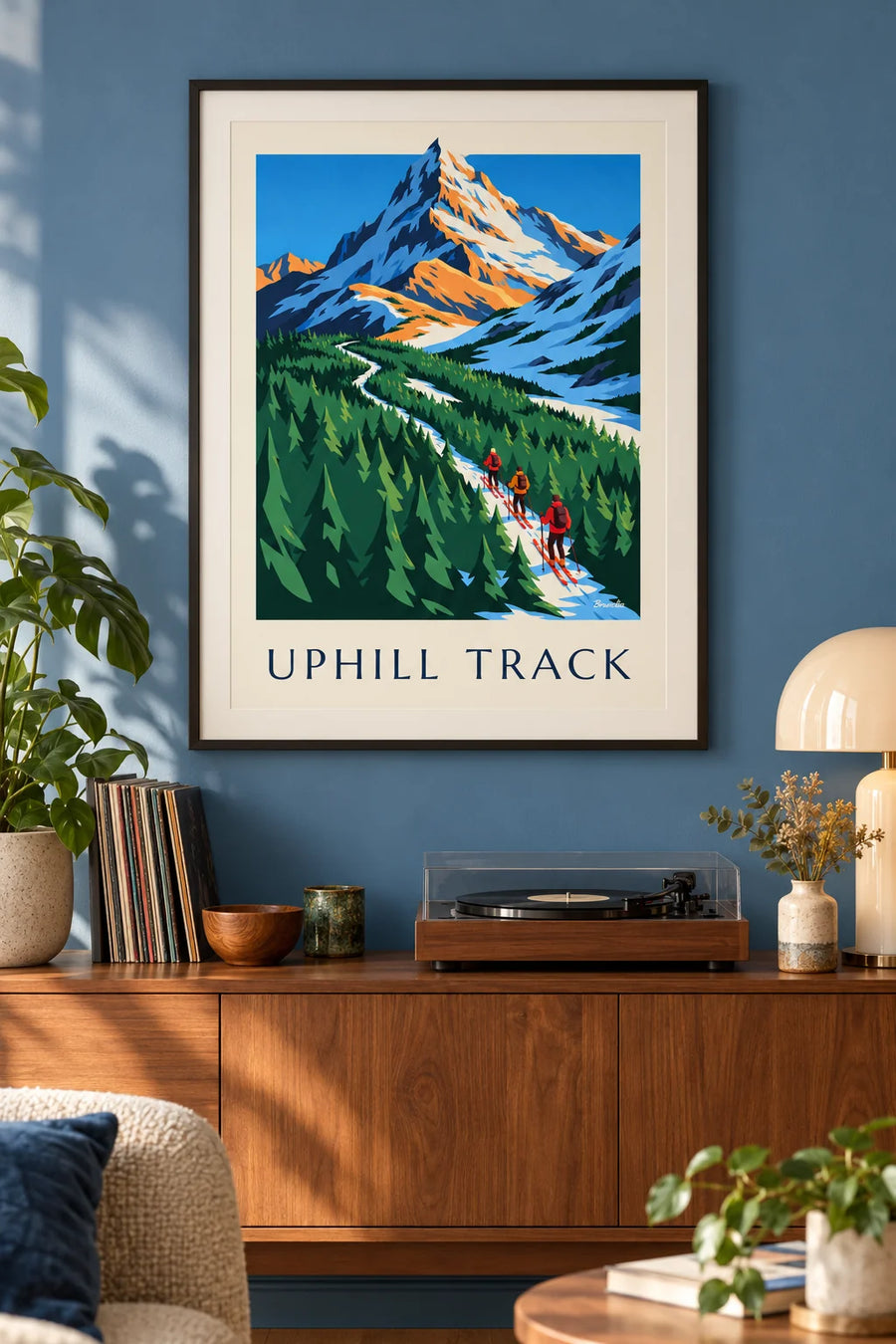 Plakat med 3 skiløbere på toptur gennem grantræerne: indrammet på væggen