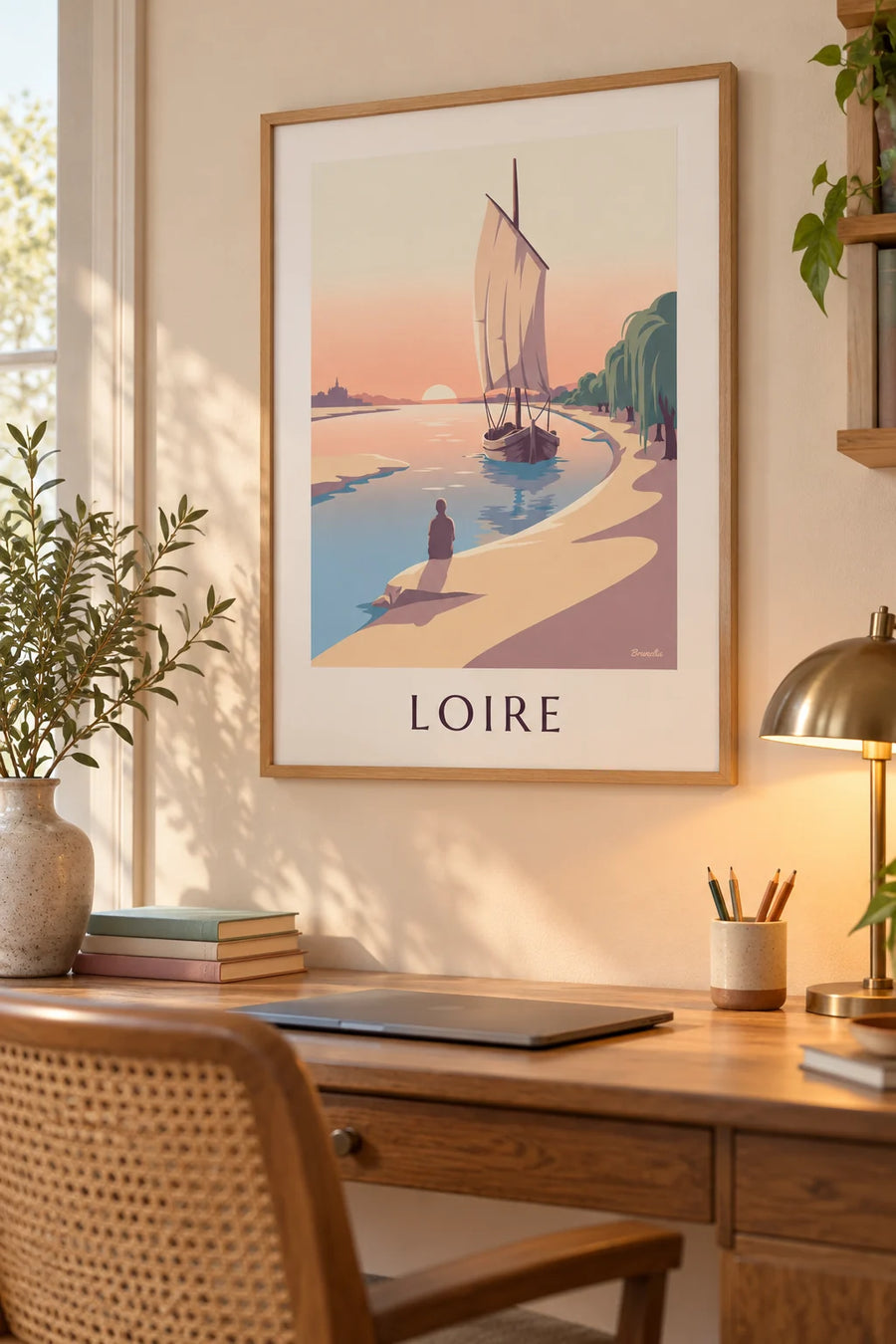 Plakat med gabare med råsejl på Loire ved solnedgang: indrammet på væggen