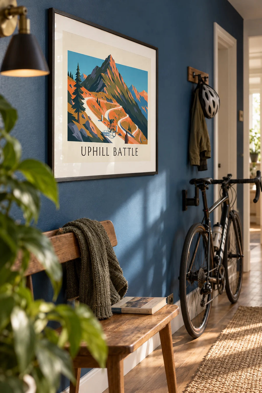 Plakat med cykelrytter på et bjergpas med stejle hårnålesving: indrammet på væggen