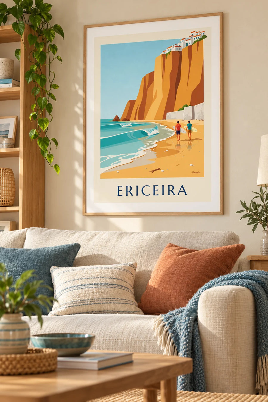 Plakat med surfere ved foden af klipperne i Ericeira: indrammet på væggen