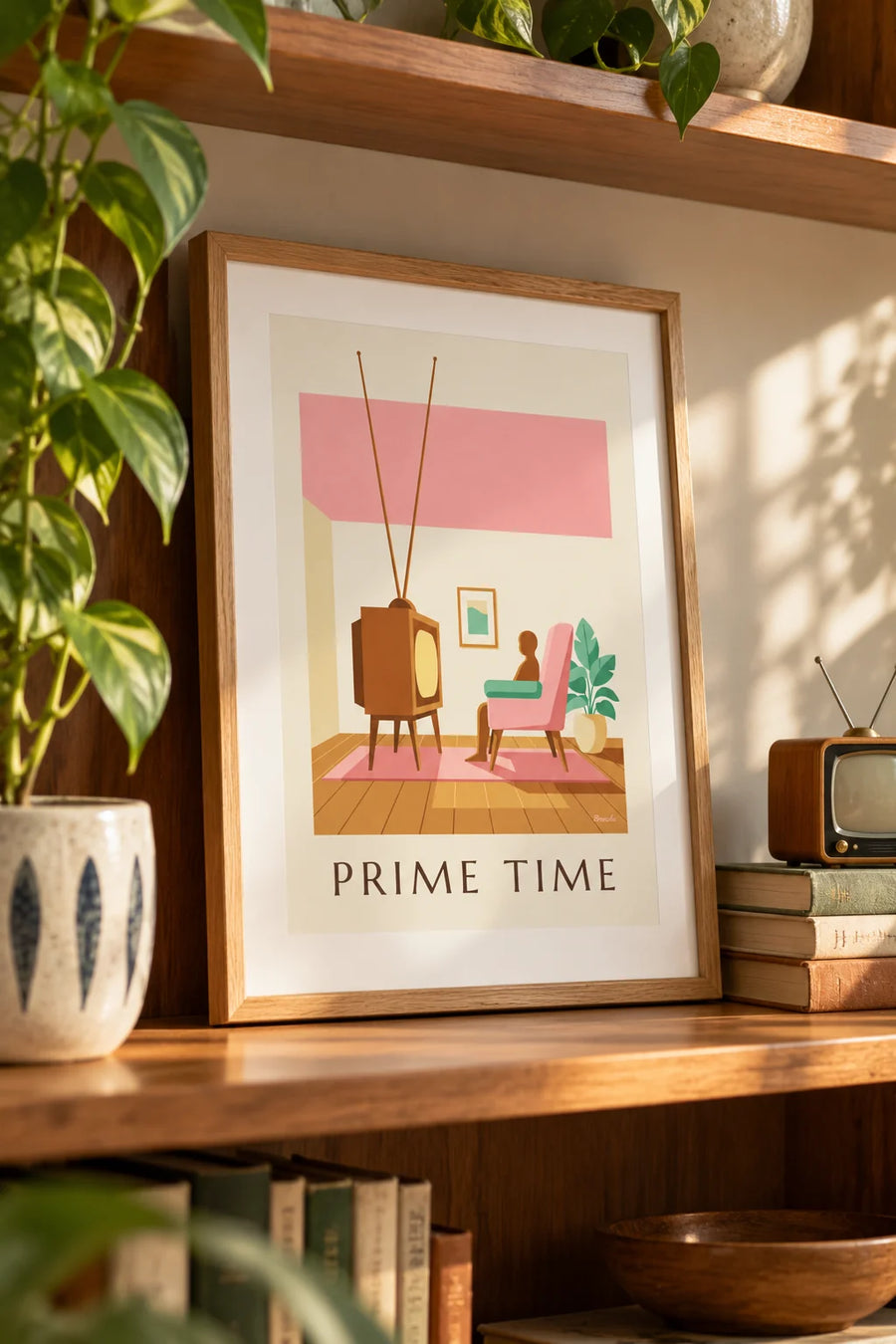 Plakat med billedrørs-tv i træ i en pastelfarvet stue: lille A4-plakat i ramme
