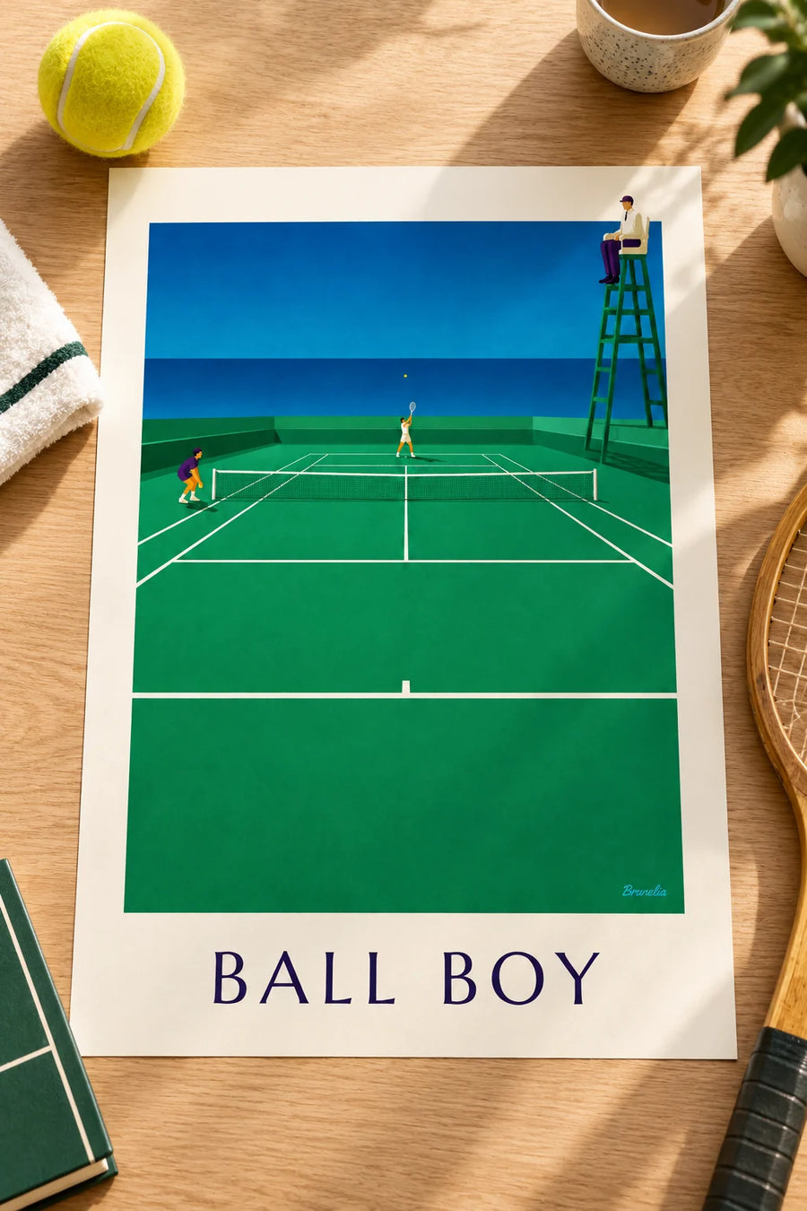 Plakat med bolddreng på tennisbanen: stående på et bord