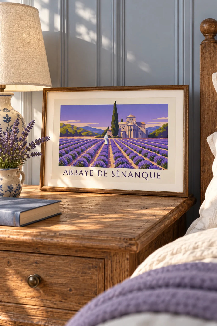 Plakat med munk på vej gennem lavendel ved klosteret Abbaye de Sénanque, lille A4-format i ramme