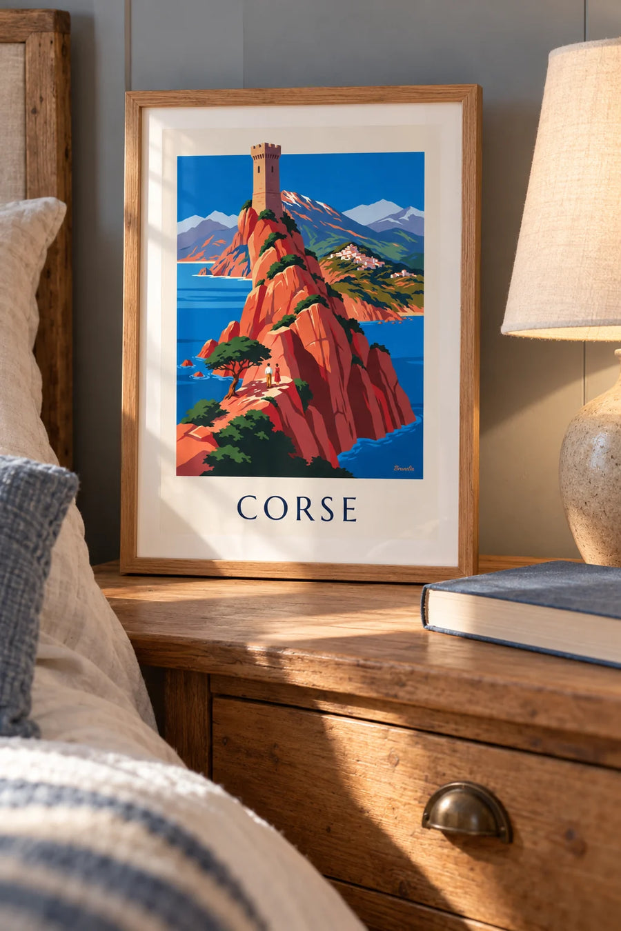 Plakat med Korsikas vilde kyst, røde klipper og Monte Cinto, lille A4-format i ramme